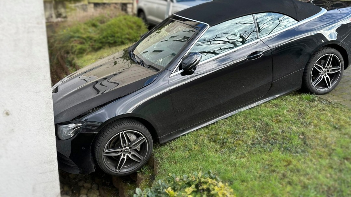 POL-RE: Bottrop: Fahrer will flüchten - Auto rollt gegen Hauswand - Foto: presseportal.de