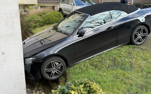 POL-RE: Bottrop: Fahrer will flüchten - Auto rollt gegen Hauswand - Foto: presseportal.de