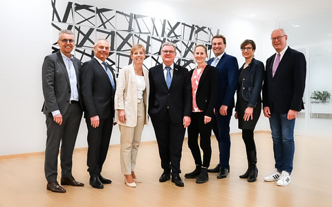 LSB-Präsident Stefan Klett einstimmig im Amt bestätigt - Votum für Olympiabewerbung / Mitgliederversammlung 2024 in Essen - Foto: presseportal.de