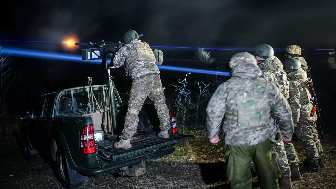 Ein mobiler Drohnen-Abwehrtrupp trainiert nachts den Abschuss russischer Drohnen östlich von Odessa. - Bild: Kay Nietfeld/dpa