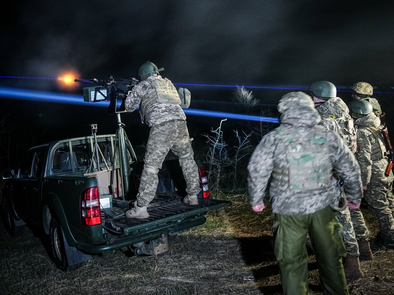 Ein mobiler Drohnen-Abwehrtrupp trainiert nachts den Abschuss russischer Drohnen östlich von Odessa. - Foto: Kay Nietfeld/dpa