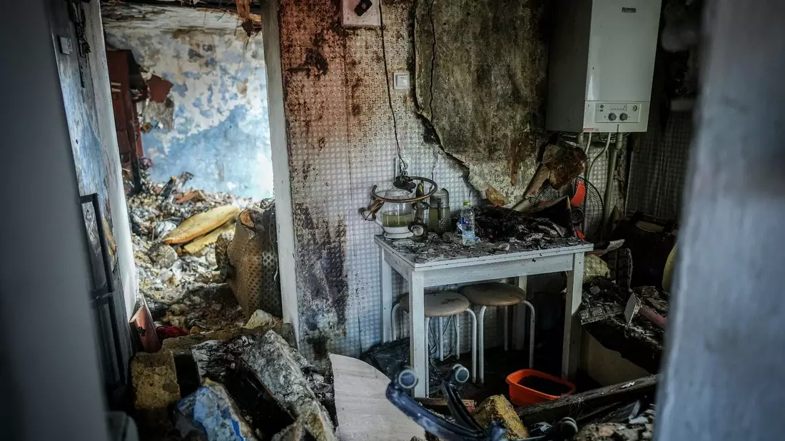 Trümmer liegen nach einem nächtlichen Drohnenangriff in einem zerstörten Hauses in Odessa. - Bild: Kay Nietfeld/dpa