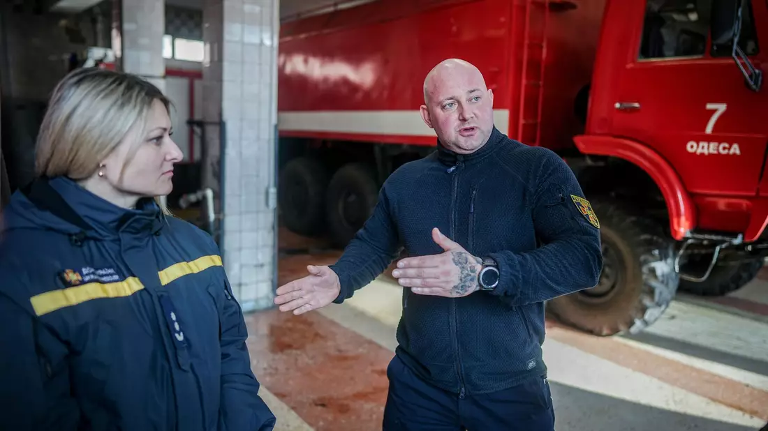 Der Chef der Feuerwache in Odessa, Wolodymyr Kryschanowskyj, und Pressesprecherin Maryna Awerina. - Bild: Kay Nietfeld/dpa