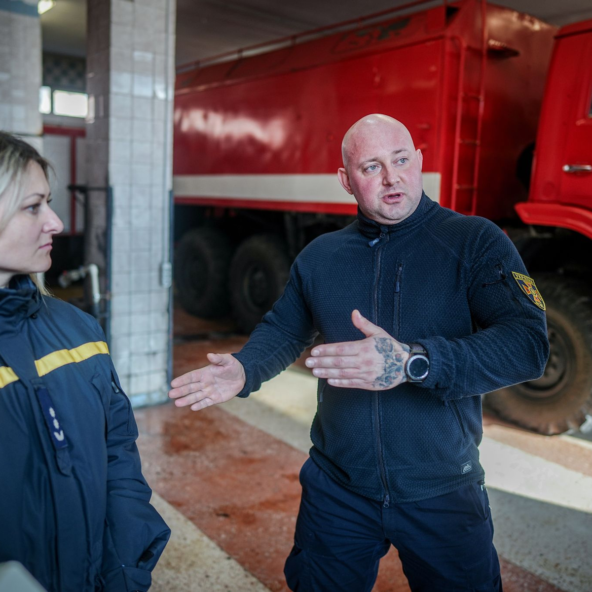 Der Chef der Feuerwache in Odessa, Wolodymyr Kryschanowskyj, und Pressesprecherin Maryna Awerina. - Foto: Kay Nietfeld/dpa