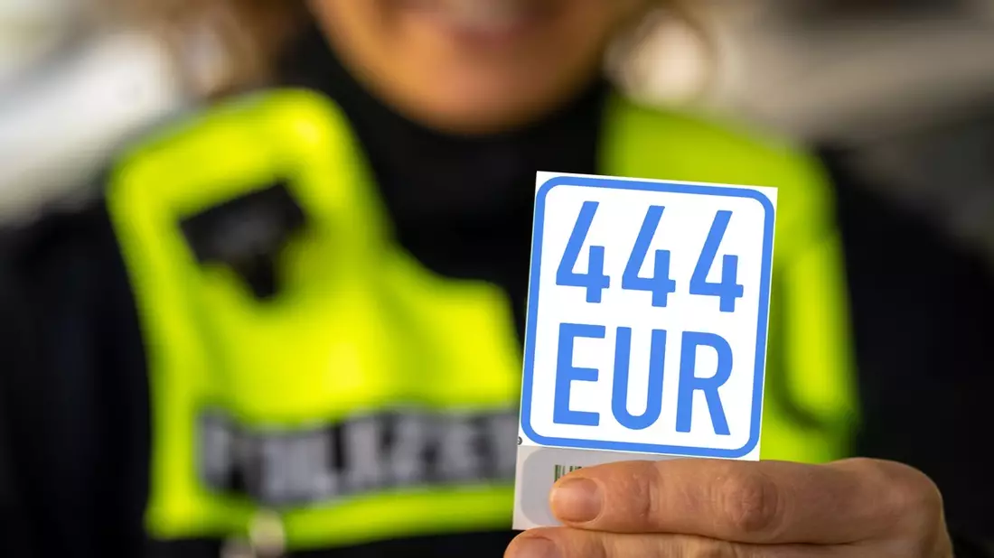 POL-LG: ++ Kleben statt schrauben! - Neues Versicherungskennzeichen ab 01. März 2024 notwendig - aus schwarz wird blau ++ - Bild: presseportal.de