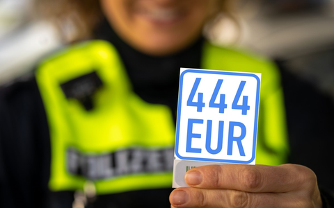 POL-LG: ++ Kleben statt schrauben! - Neues Versicherungskennzeichen ab 01. März 2024 notwendig - aus schwarz wird blau ++ - Foto: presseportal.de