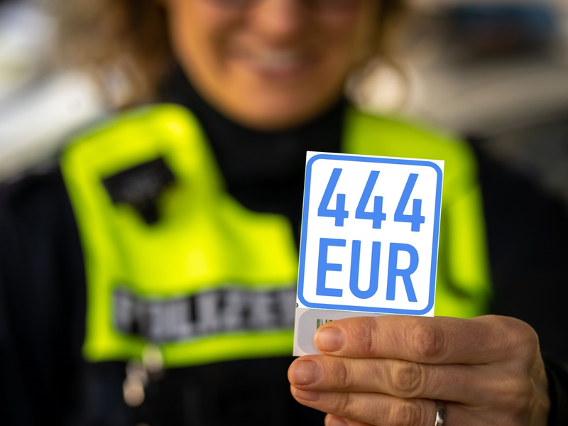 POL-LG: ++ Kleben statt schrauben! - Neues Versicherungskennzeichen ab 01. März 2024 notwendig - aus schwarz wird blau ++ - Foto: presseportal.de