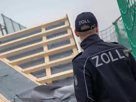 HZA-DD: Zoll prüft Bauvorhaben im Raum Leipzig/ Viele Arbeiter ohne gültige Aufenthalts- oder Arbeitserlaubnis - Foto: presseportal.de
