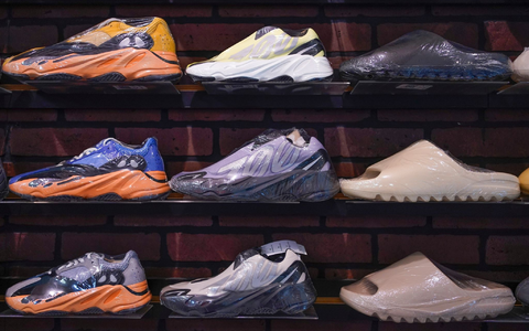 Adidas will die restlichen Yeezy-Produkte aus der umstrittenen Kooperation mit Kanye West doch noch verkaufen. - Foto: Seth Wenig/AP/dpa