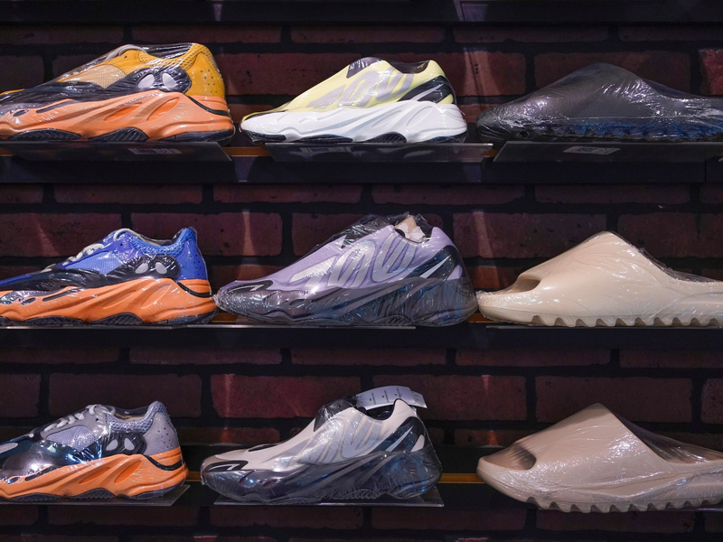 Adidas will die restlichen Yeezy-Produkte aus der umstrittenen Kooperation mit Kanye West doch noch verkaufen. - Foto: Seth Wenig/AP/dpa