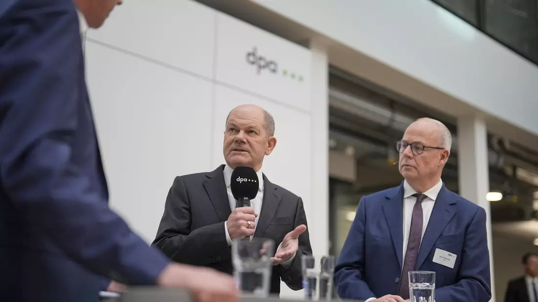 Bundeskanzler Olaf Scholz ist zu Gast bei der Deutschen Presse-Agentur in Berlin. Rechts: dpa-Chefredakteur Sven Gösmann. - Bild: Michael Kappeler/dpa