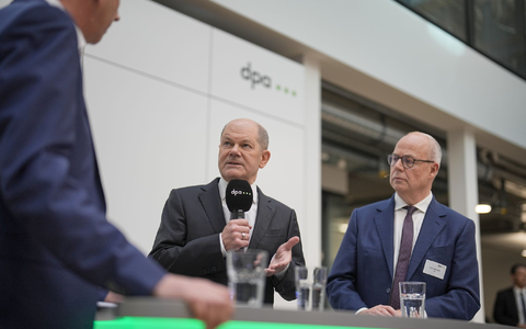 Bundeskanzler Olaf Scholz ist zu Gast bei der Deutschen Presse-Agentur in Berlin. Rechts: dpa-Chefredakteur Sven Gösmann. - Foto: Michael Kappeler/dpa