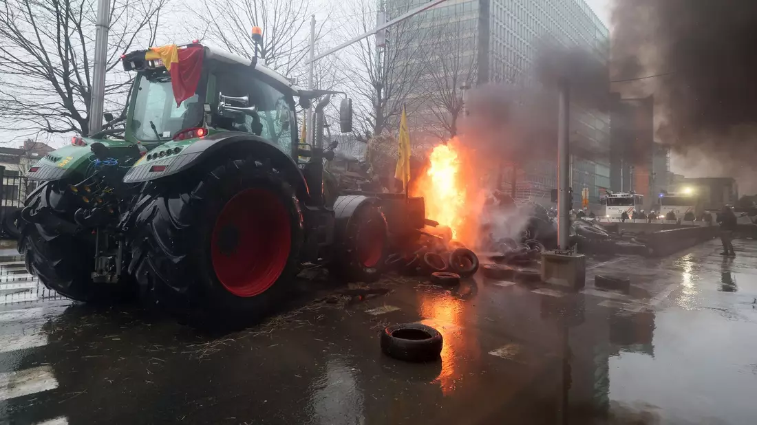 In Brüssel protestieren Landwirte im Europaviertel vor dem Treffen der Agrarminister und -ministerinnen. - Bild: Benoit Doppagne/Belga/dpa