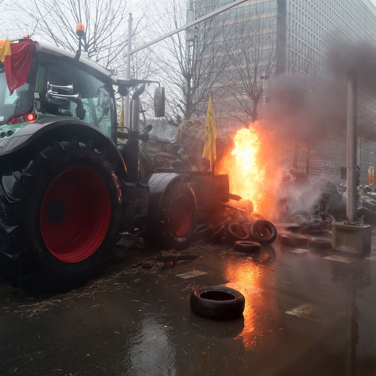 In Brüssel protestieren Landwirte im Europaviertel vor dem Treffen der Agrarminister und -ministerinnen. - Foto: Benoit Doppagne/Belga/dpa