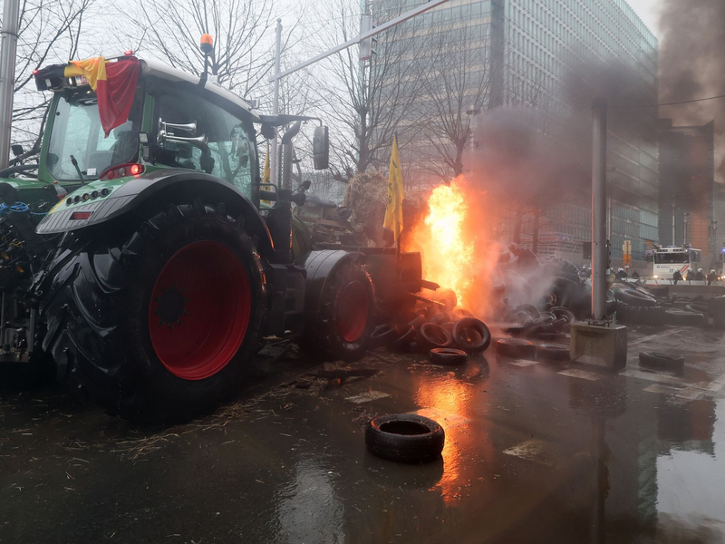 In Brüssel protestieren Landwirte im Europaviertel vor dem Treffen der Agrarminister und -ministerinnen. - Foto: Benoit Doppagne/Belga/dpa