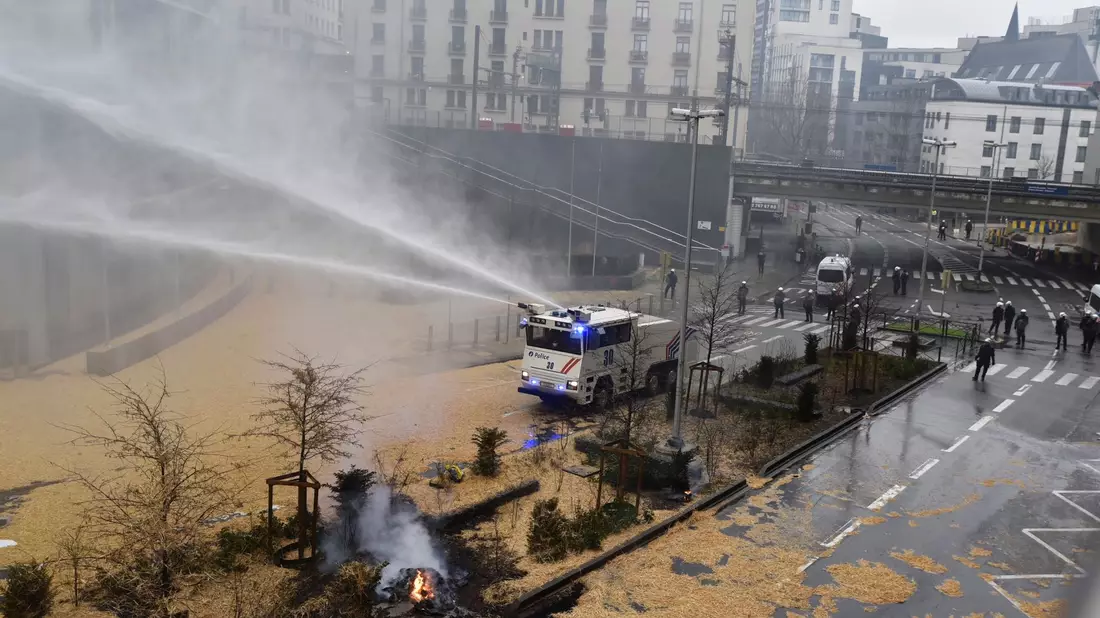 Die Brüsseler Polizei rückt mit Wasserwerfern an. - Bild: Harry Nakos/AP/dpa