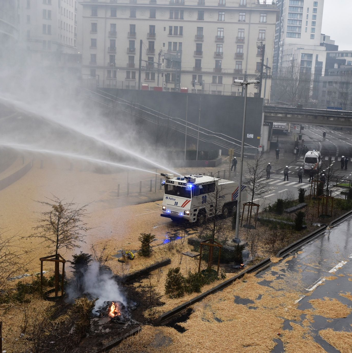 Die Brüsseler Polizei rückt mit Wasserwerfern an. - Foto: Harry Nakos/AP/dpa