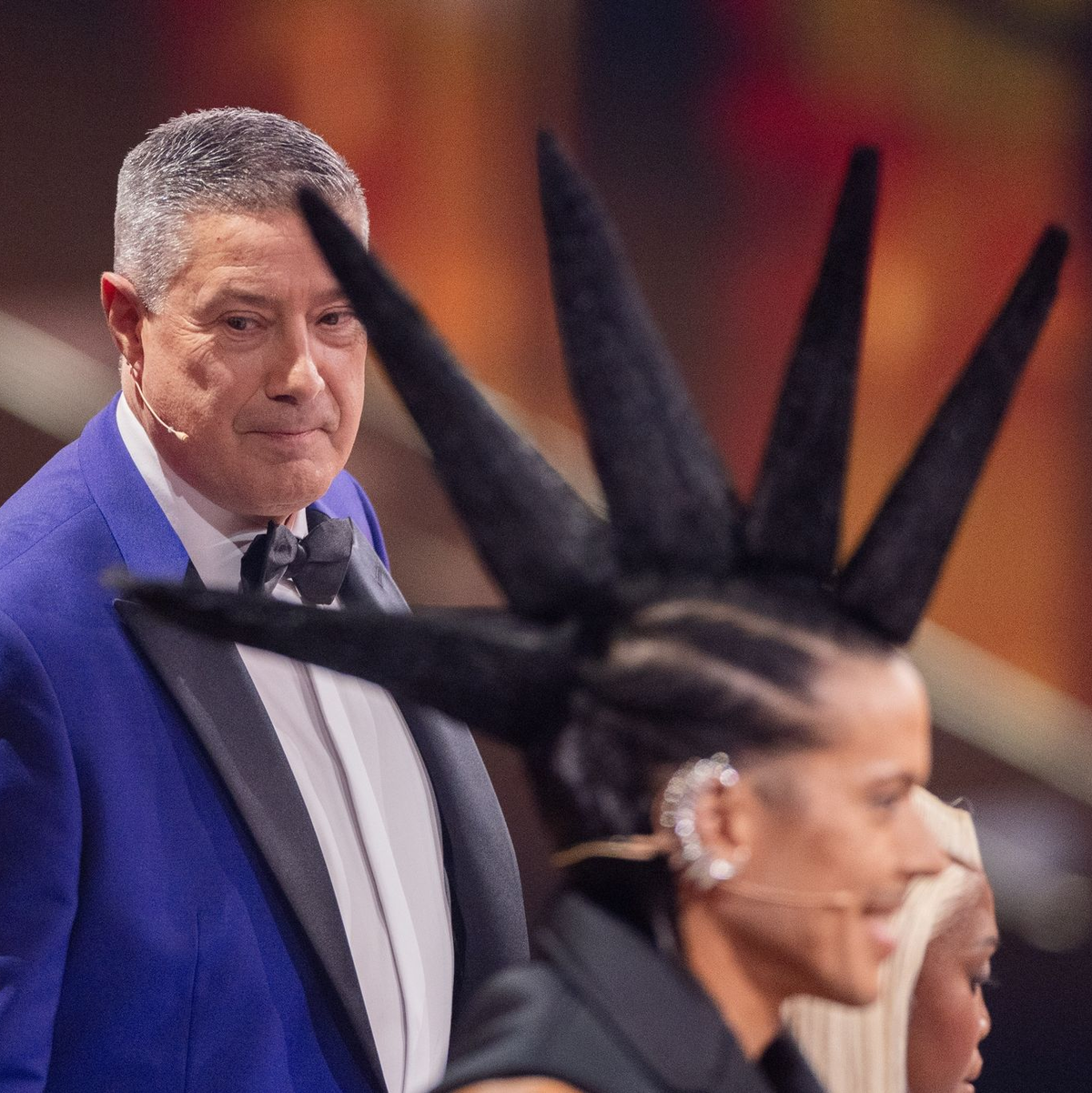 Mit einem leisen Schmunzel betrachtet Joachim Llambi die Frisur von Jorge González. - Foto: Rolf Vennenbernd/dpa