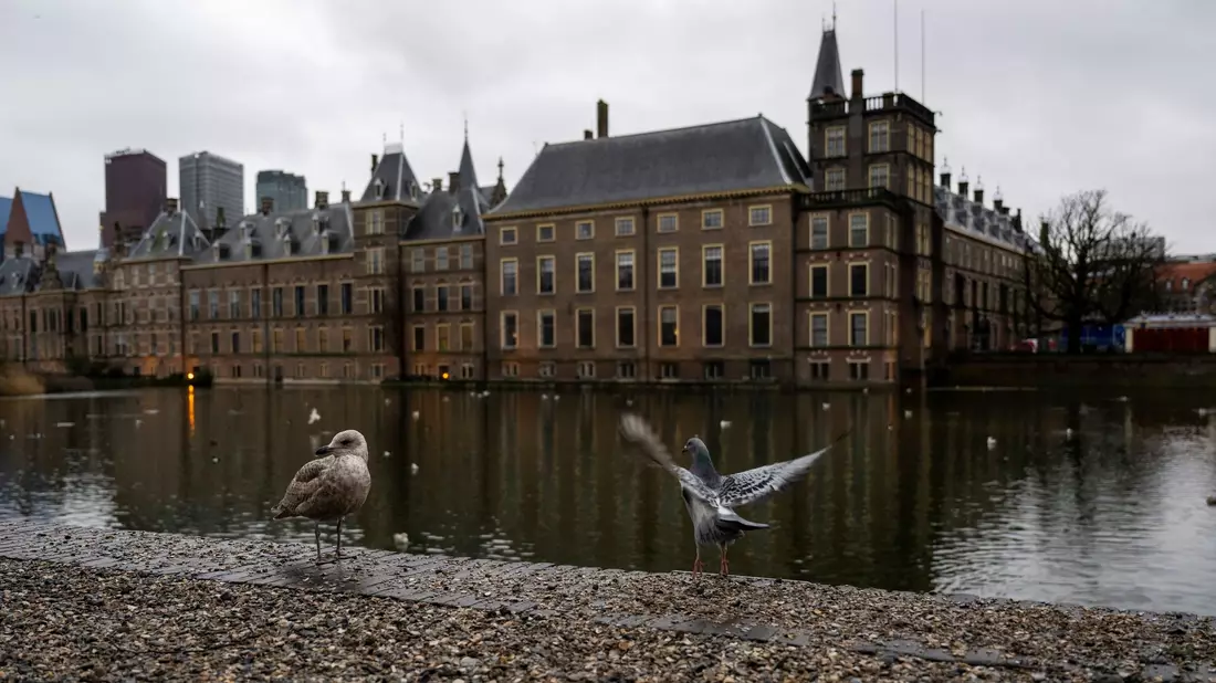 Das niederländischen Parlament in Den Haag. Laut der Untersuchungskommission wurden mit den Regeln gegen Sozialhilfebetrug von Abgeordneten schlechte Gesetze verabschiedet und von Gerichten nicht der Rechtsschutz der Bürger gewahrt. - Bild: Christophe Gateau/dpa