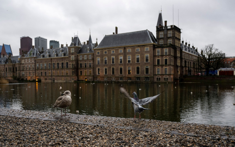 Das niederländischen Parlament in Den Haag. Laut der Untersuchungskommission wurden mit den Regeln gegen Sozialhilfebetrug von Abgeordneten schlechte Gesetze verabschiedet und von Gerichten nicht der Rechtsschutz der Bürger gewahrt. - Foto: Christophe Gateau/dpa