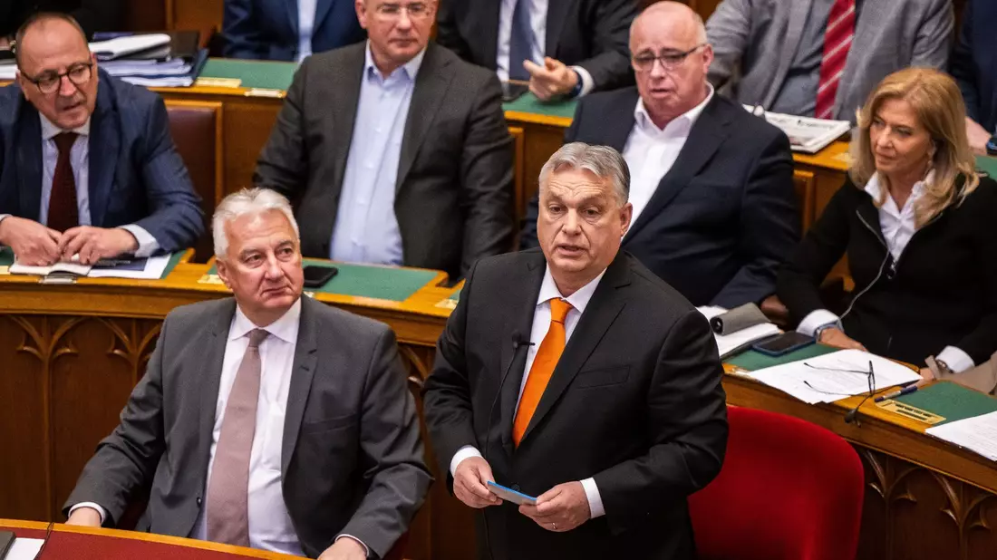 Ministerpräsident Viktor Orban (r) spricht im Parlament in Budapest. - Bild: Marton Monus/dpa