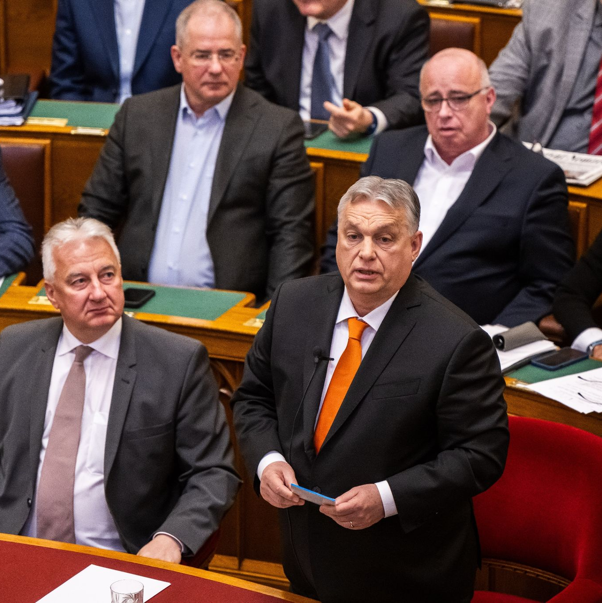 Ministerpräsident Viktor Orban (r) spricht im Parlament in Budapest. - Foto: Marton Monus/dpa