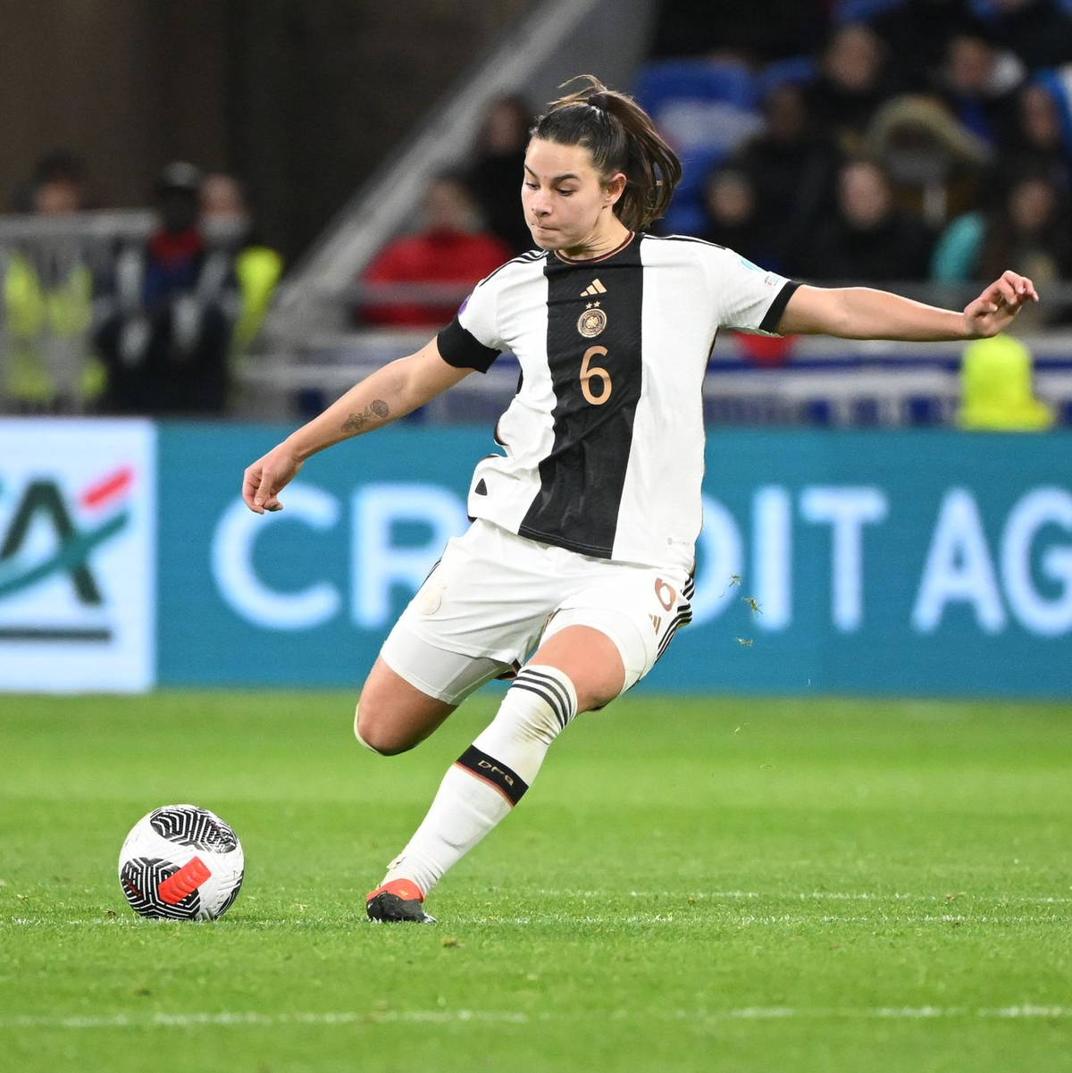 Das Olympia-Aus: Lena Oberdorf verletzt sich im Länderspiel am 16. Juli gegen Österreich schwer am Kreuzband. - Foto: Sebastian Christoph Gollnow/dpa