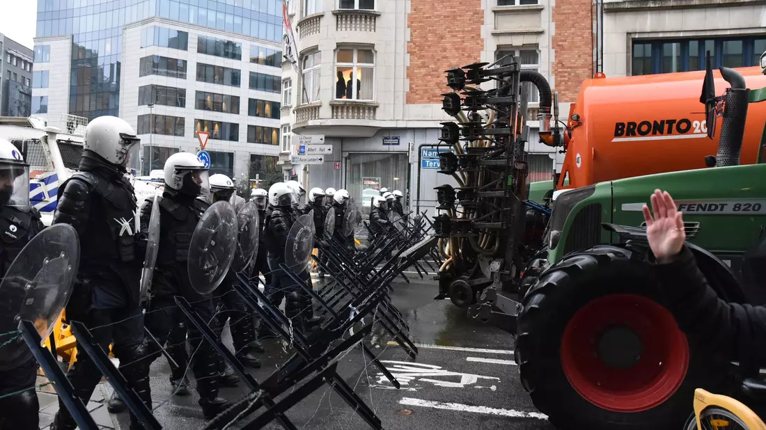 Landwirte durchbrachen bei ihrer Demonstration in Brüssel einige der von der Polizei errichteten Barrikaden. - Bild: Harry Nakos/AP/dpa