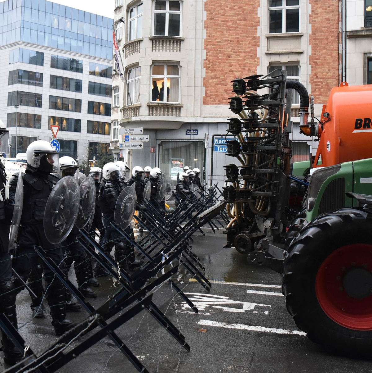 Landwirte durchbrachen bei ihrer Demonstration in Brüssel einige der von der Polizei errichteten Barrikaden. - Foto: Harry Nakos/AP/dpa