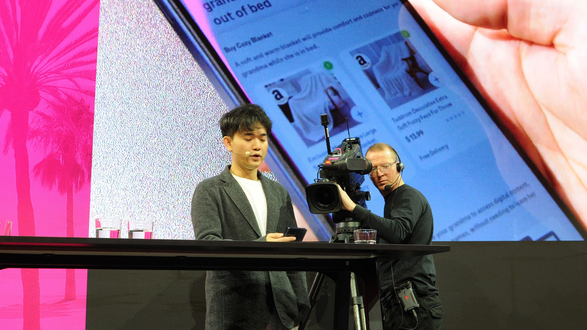 Der Gründer und Chef des US-Technologieunternehmens Brain Technologies, Jerry Yue, stellt bei der Mobile World Congress in Barcelona den Prototypen eines KI-Smartphones der Deutschen Telekom vor. - Foto: Wolf von Dewitz/dpa