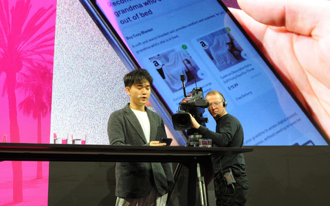 Der Gründer und Chef des US-Technologieunternehmens Brain Technologies, Jerry Yue, stellt bei der Mobile World Congress in Barcelona den Prototypen eines KI-Smartphones der Deutschen Telekom vor. - Foto: Wolf von Dewitz/dpa
