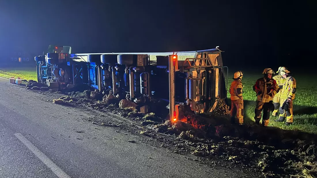 FW-OLL: LKW kippt in Graben - Fahrer leicht verletzt - Bild: presseportal.de