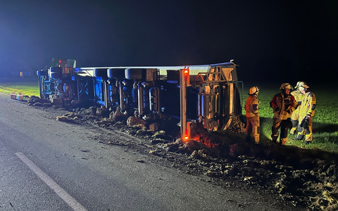 FW-OLL: LKW kippt in Graben - Fahrer leicht verletzt - Foto: presseportal.de