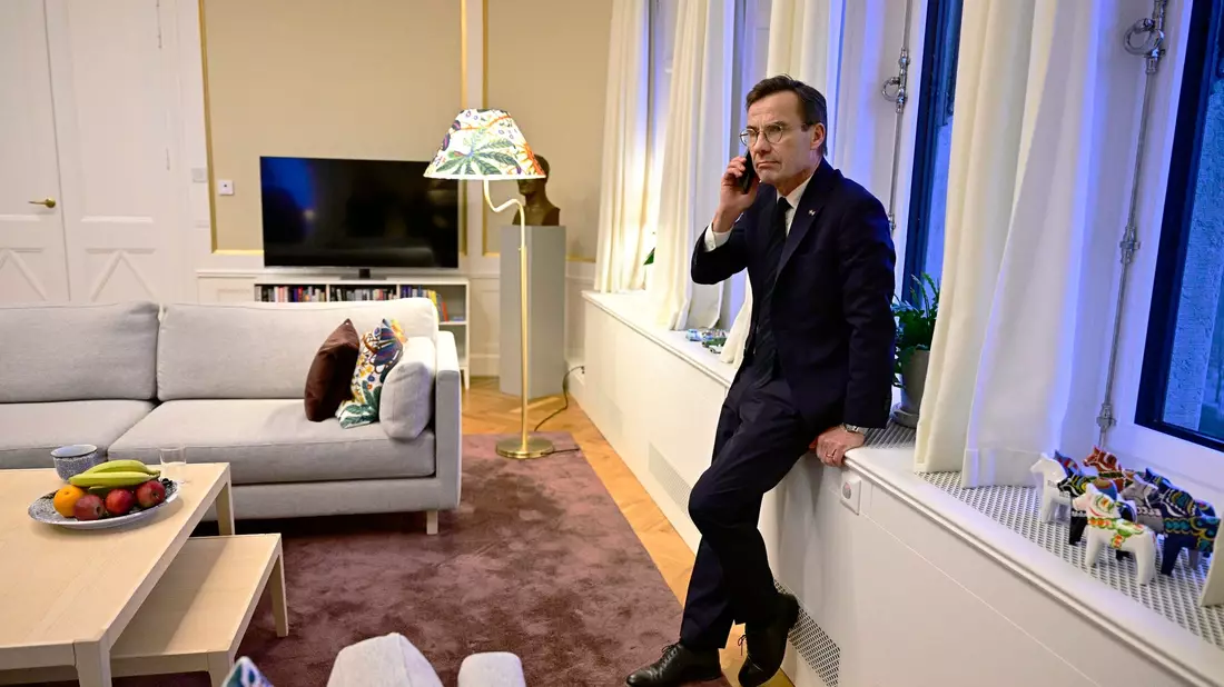 Ulf Kristersson, Ministerpräsident von Schweden, telefoniert, als er  im Regierungssitz in Stockholm die Information erhält, dass das ungarische Parlament für die Ratifizierung des schwedischen NATO-Beitritts gestimmt hat. - Bild: Magnus Lejhall/TT News Agency/AP/dpa