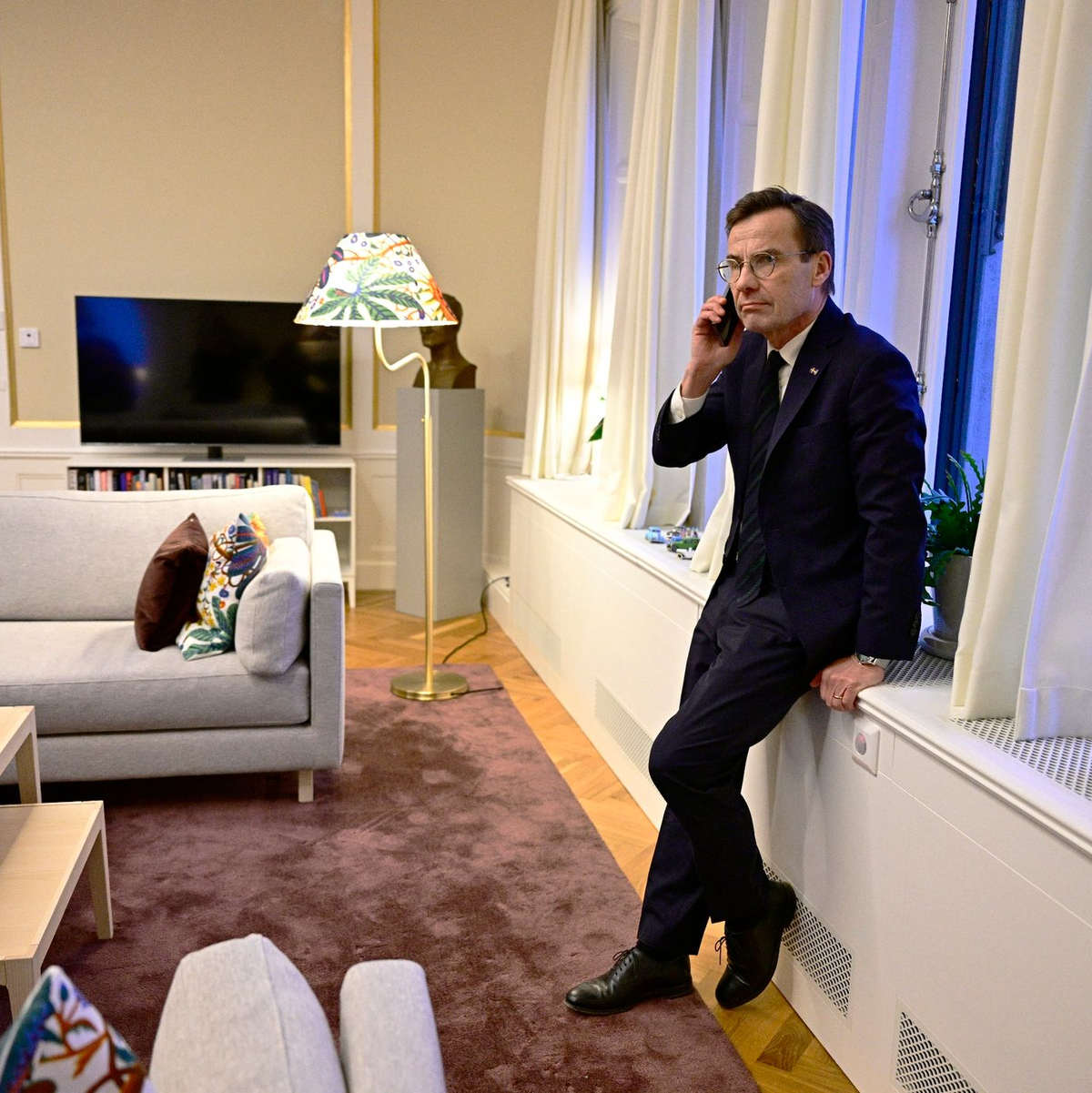 Ulf Kristersson, Ministerpräsident von Schweden, telefoniert, als er  im Regierungssitz in Stockholm die Information erhält, dass das ungarische Parlament für die Ratifizierung des schwedischen NATO-Beitritts gestimmt hat. - Foto: Magnus Lejhall/TT News Agency/AP/dpa