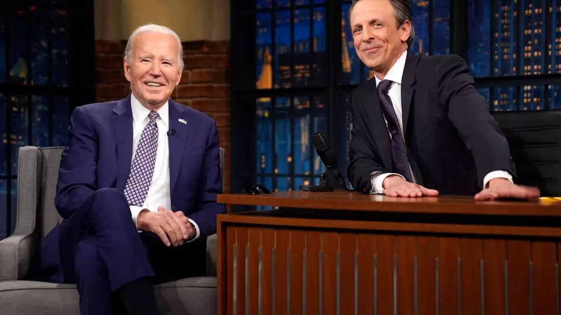 Joe Biden (l) war bereits vor zehn Jahren als Gast in der Sendung «Late Night with Seth Meyers». - Bild: Evan Vucci/AP