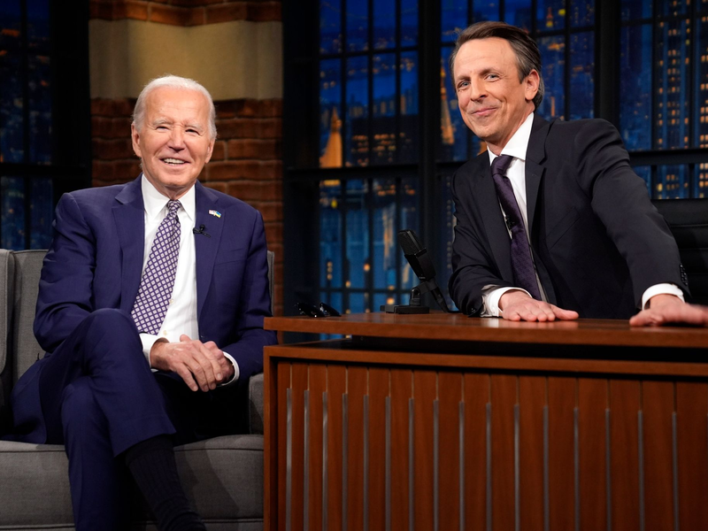 Joe Biden (l) war bereits vor zehn Jahren als Gast in der Sendung «Late Night with Seth Meyers». - Foto: Evan Vucci/AP