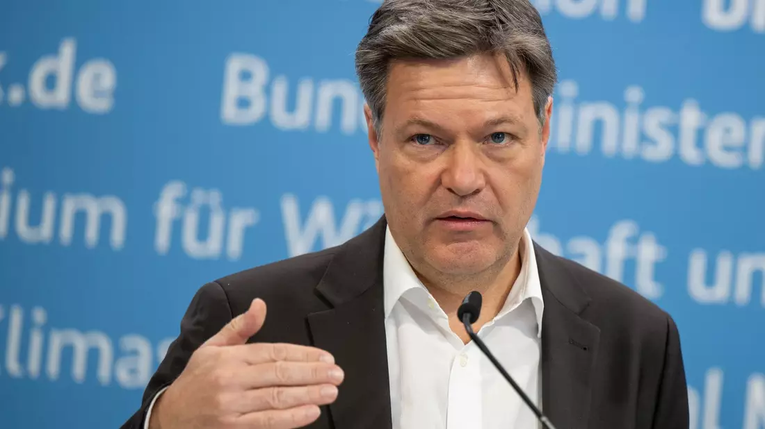 Bundeswirtschaftsminister Robert Habeck will die Speicherung von CO2 auf hoher See ermöglichen. - Bild: Monika Skolimowska/dpa