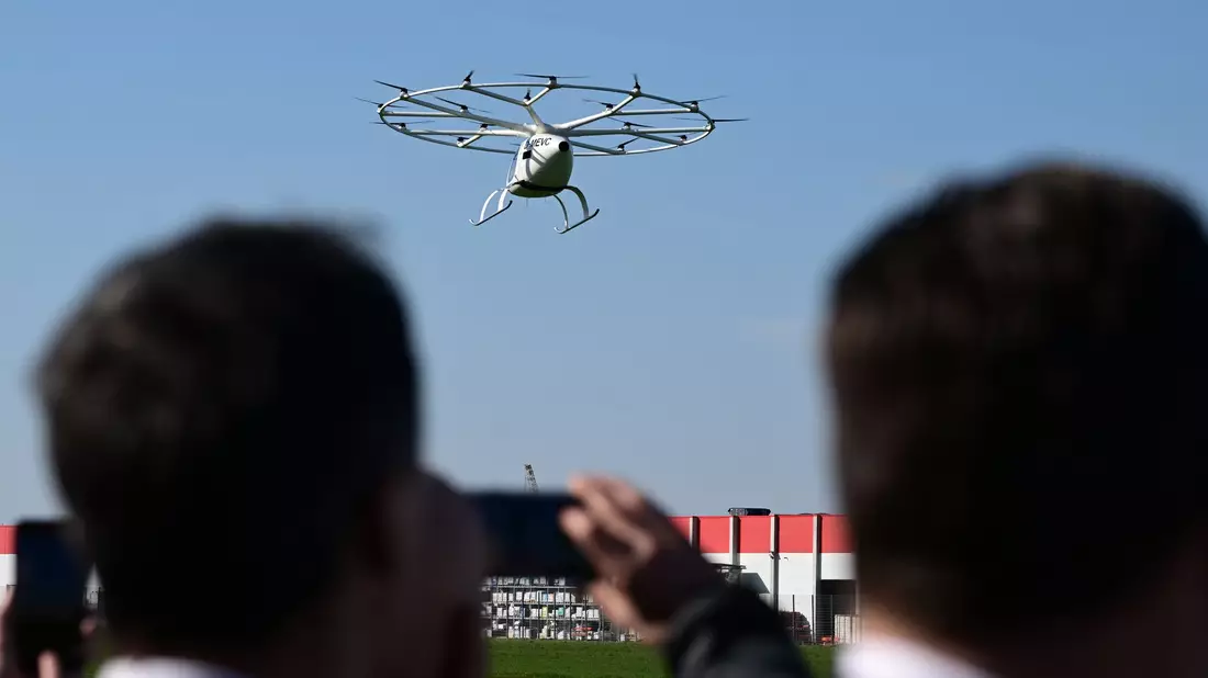 Nach dem Willen von Volocopter sollen die Flugtaxis auch während der Olympischen Spiele in Paris in der Luft zu sehen sein. (Archivbild)  - Bild: Bernd Weißbrod/dpa