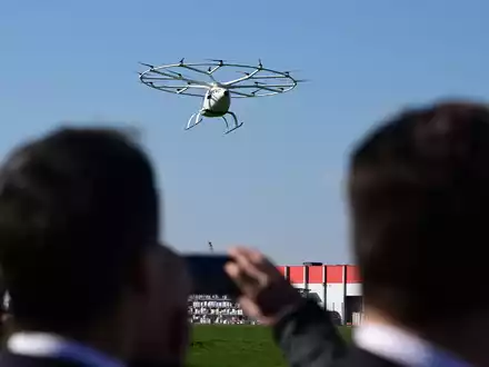 Die Flugtaxis von Volocopter sollen bei den Olympischen Spielgen zum Einsatz kommen. - Foto: Bernd Weißbrod/dpa