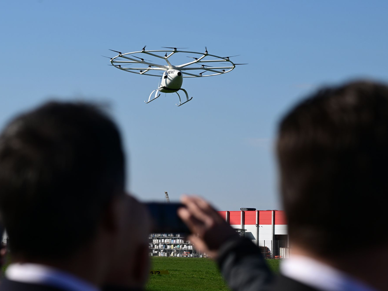 Nach dem Willen von Volocopter sollen die Flugtaxis auch während der Olympischen Spiele in Paris in der Luft zu sehen sein. (Archivbild)  - Foto: Bernd Weißbrod/dpa