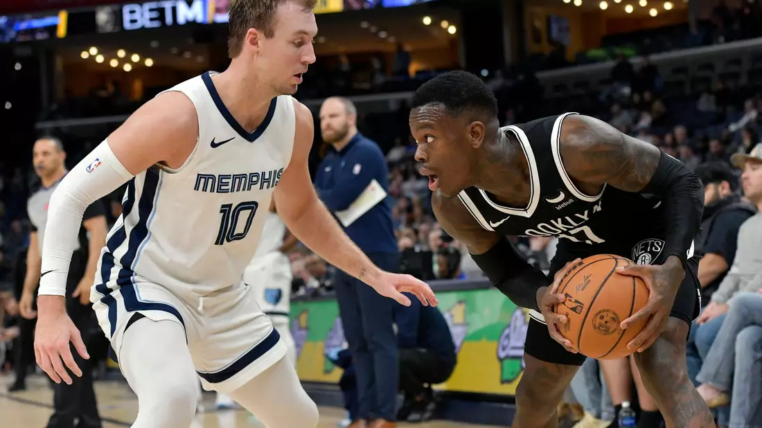 Dennis Schröder (r) verbuchte gegen die Memphis Grizzlies 18 Punkte, 5 Vorlagen und 2 Rebounds. - Bild: Brandon Dill/AP/dpa