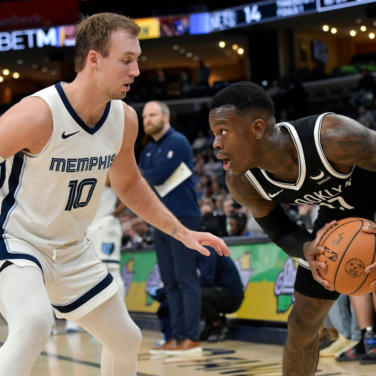 Dennis Schröder (r) verbuchte gegen die Memphis Grizzlies 18 Punkte, 5 Vorlagen und 2 Rebounds. - Foto: Brandon Dill/AP/dpa