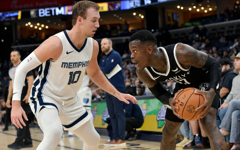 Dennis Schröder (r) verbuchte gegen die Memphis Grizzlies 18 Punkte, 5 Vorlagen und 2 Rebounds. - Foto: Brandon Dill/AP/dpa