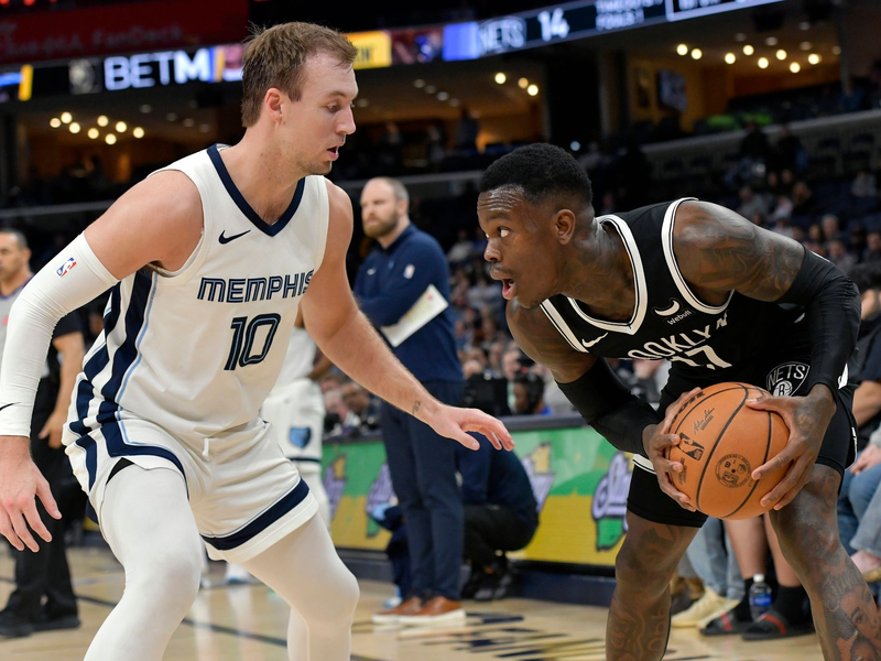 Dennis Schröder (r) verbuchte gegen die Memphis Grizzlies 18 Punkte, 5 Vorlagen und 2 Rebounds. - Foto: Brandon Dill/AP/dpa
