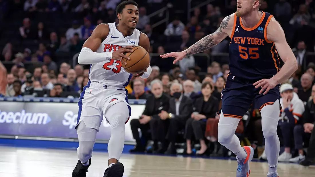 Isaiah Hartenstein (r) holte mit den ambitionierten New York Knicks einen Sieg gegen die Detroit Pistons. - Bild: Adam Hunger/AP/dpa