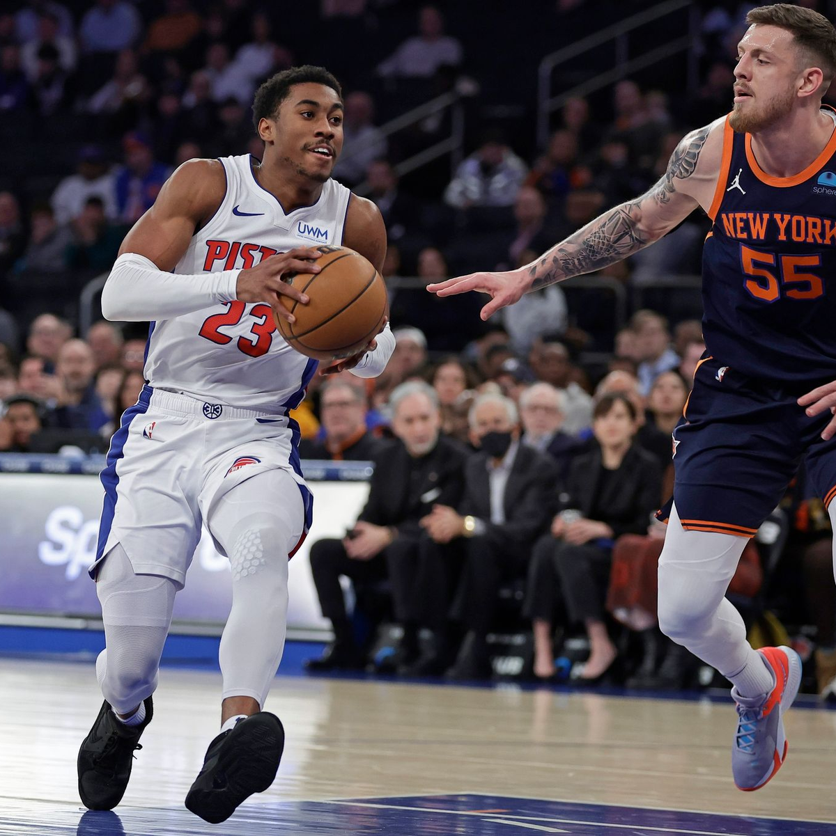 Isaiah Hartenstein (r) holte mit den ambitionierten New York Knicks einen Sieg gegen die Detroit Pistons. - Foto: Adam Hunger/AP/dpa