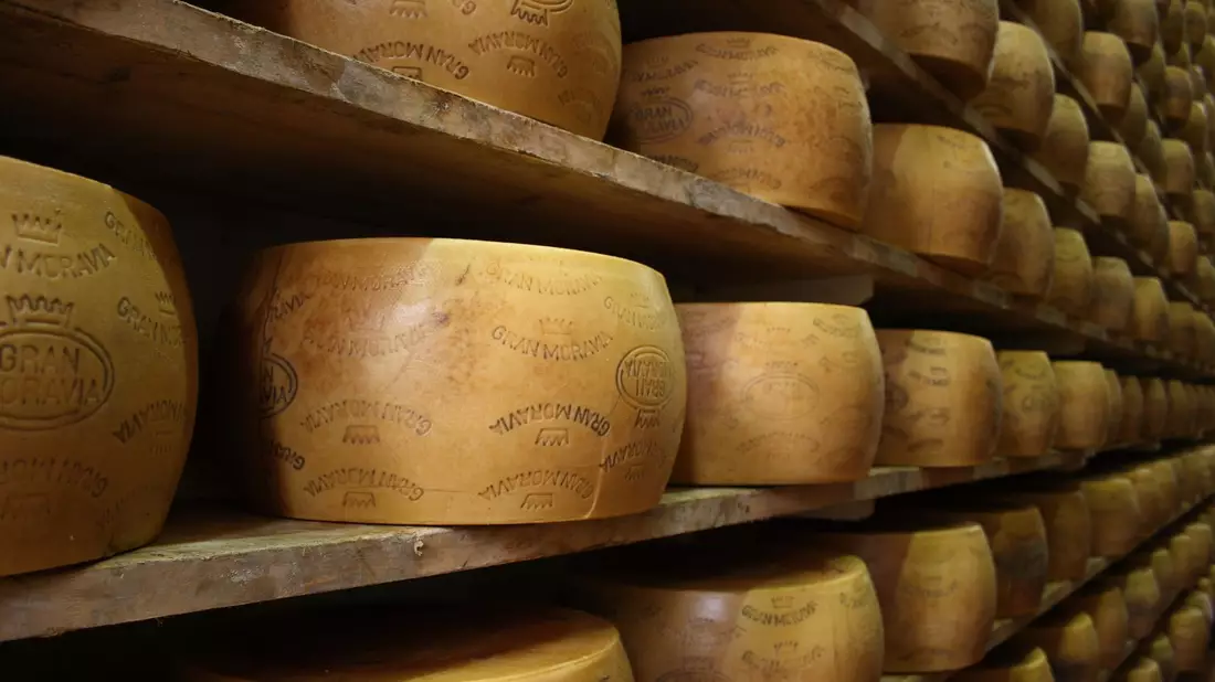 Mehrere Laibe des Hartkäses Gran Moravia liegen in einem Lager der Brazzale AG. Das Unternehmen ist für Butter und Käse bekannt. - Bild: Brazzale AG/dpa