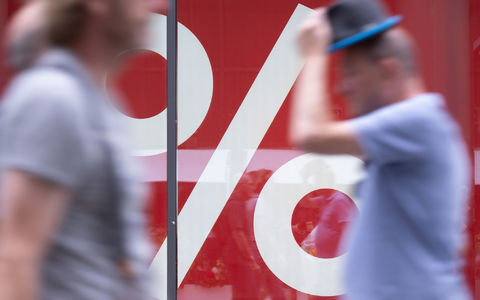 Laut Konsumexperte Bürkl sehen die Verbraucher auch zu Beginn des Jahres 2024 keine Anzeichen für eine nachhaltige Erholung der deutschen Wirtschaft. - Foto: Sebastian Kahnert/dpa