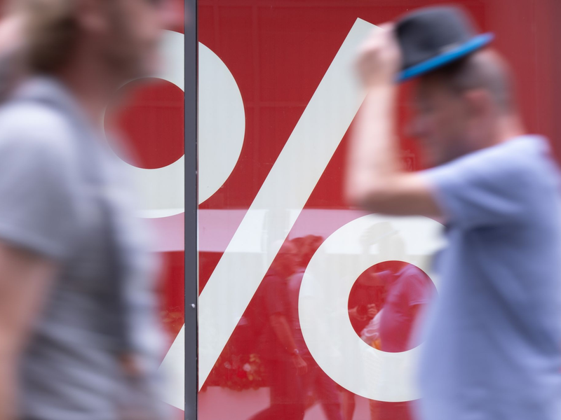 Laut Konsumexperte Bürkl sehen die Verbraucher auch zu Beginn des Jahres 2024 keine Anzeichen für eine nachhaltige Erholung der deutschen Wirtschaft. - Foto: Sebastian Kahnert/dpa